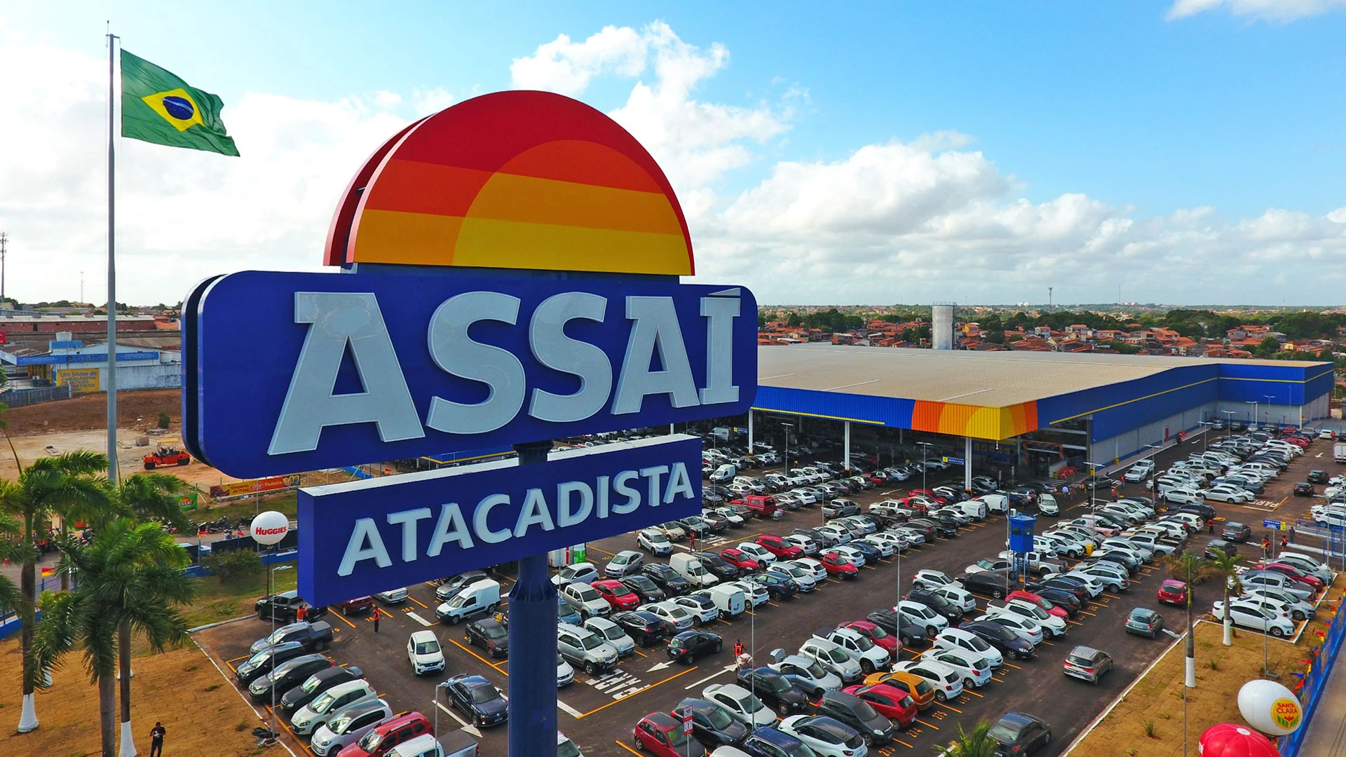 Imagem - Funcionário e cliente são flagrados trocando socos em supermercado de Salvador
