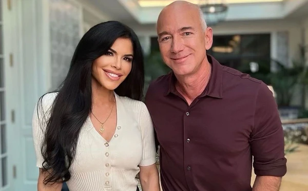 Jeff Bezos e a apresentadora Lauren Sánchez por Reprodução