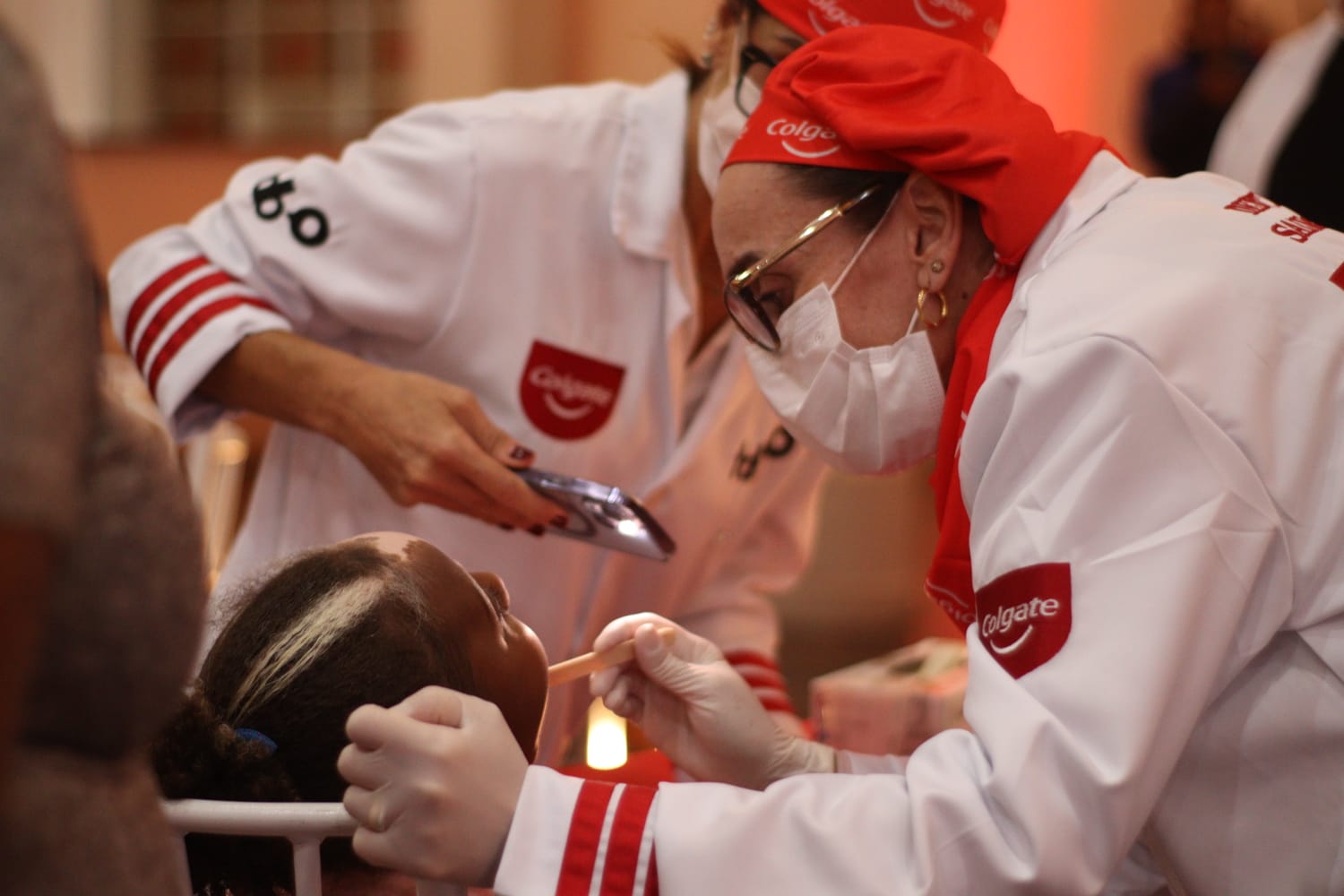 As nanopartículas entram na estrutura do dente, grudam nas bactérias e rompem suas membranas por Divulgação