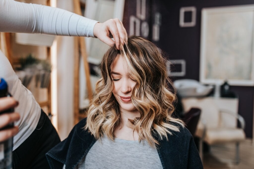 O loiro amanteigado realça o tom da pele e valoriza o corte do cabelo (Imagem: hedgehog94 | Shutterstock)