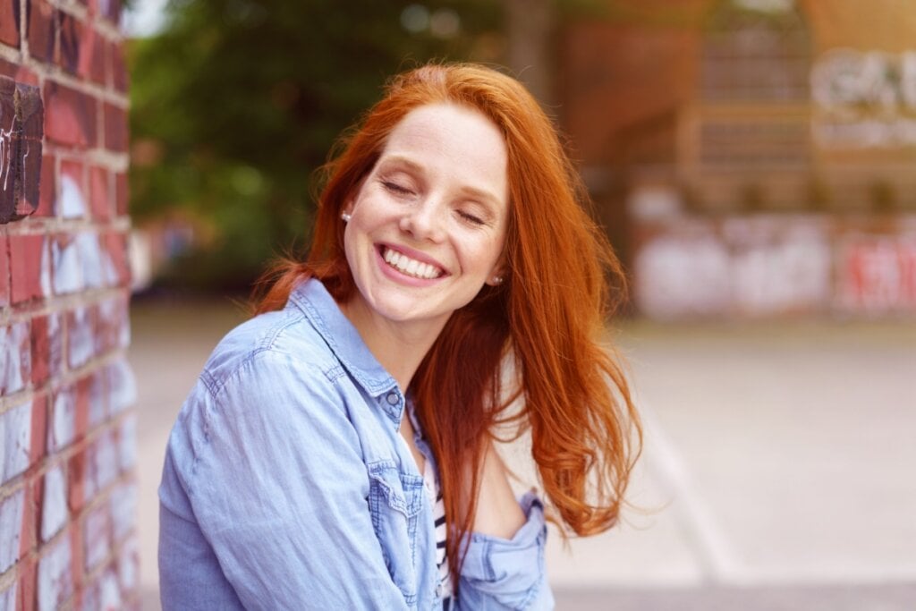 O ruivo acobreado valoriza o brilho natural da pele e traz luminosidade ao rosto (Imagem: Beauty Stock | Shutterstock)