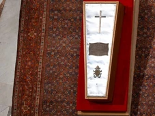 Imagem - Corpo do Papa Francisco será enterrado com sapatos gastos e rosto coberto por seda