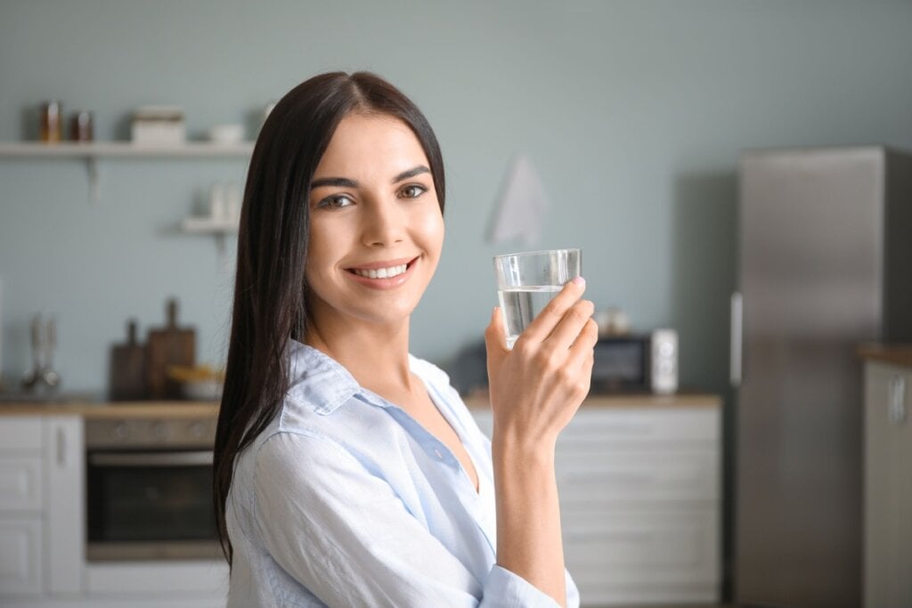 A hidratação é fundamental para manter a elasticidade da pele (Imagem: Pixel-Shot | Shutterstock) 