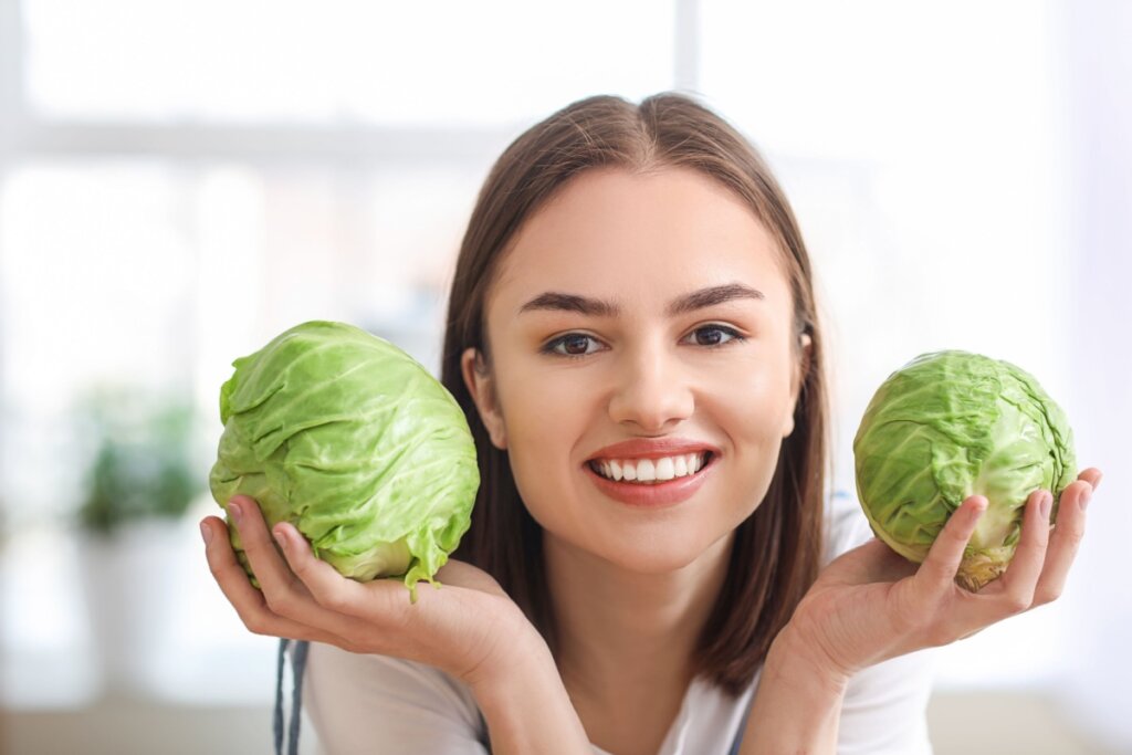 O repolho é rico em fibras que promovem a saciedade (Imagem: Pixel-Shot | Shutterstock)