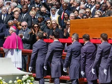 Imagem - No Vaticano, Lula diz que papa Francisco fez história ao combater desigualdades