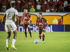 Imagem - Com gol de Carlinhos, Vitória busca prejuízo e empata com o Grêmio