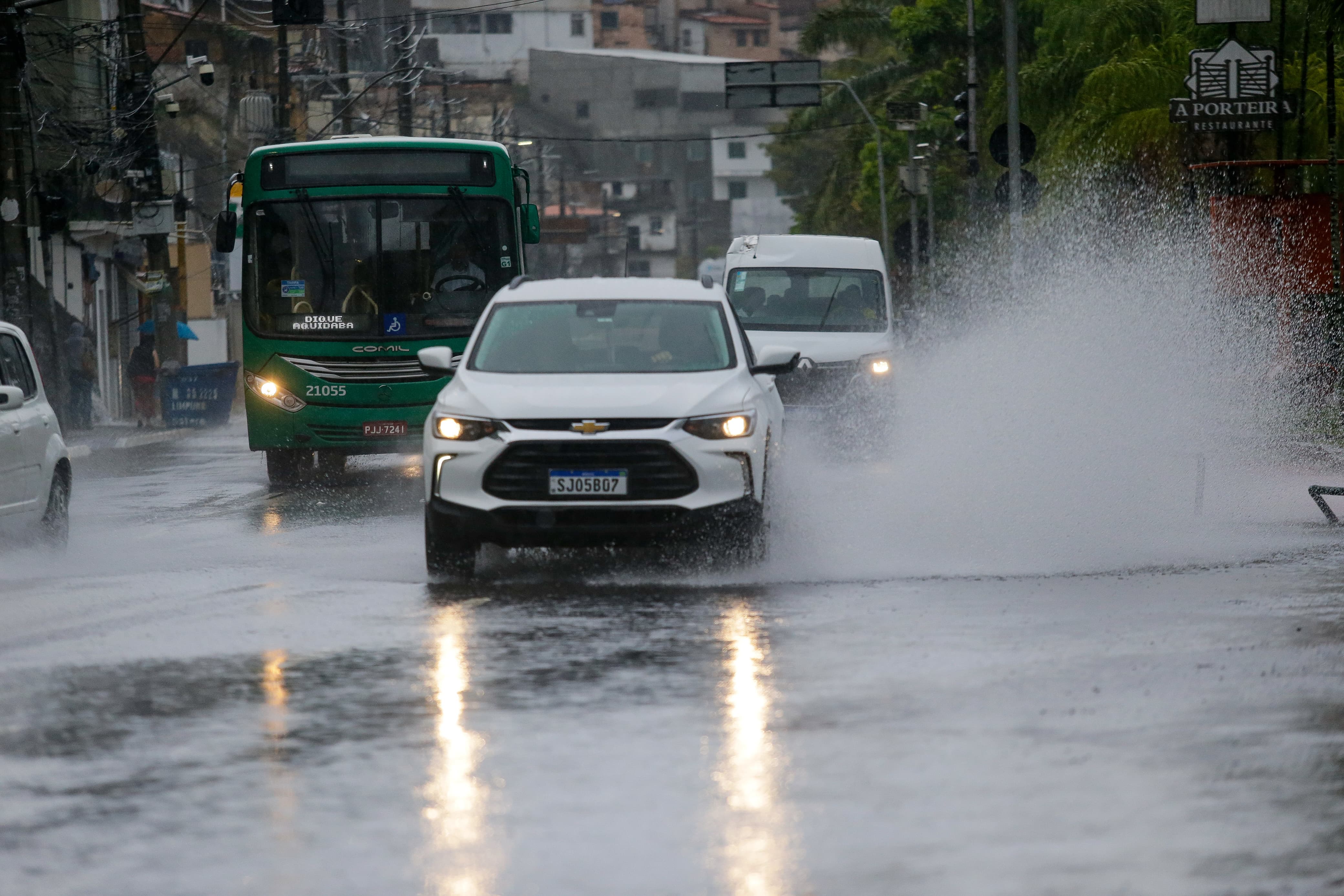 Chuva de Salvador por Arisson Marinho/CORREIO