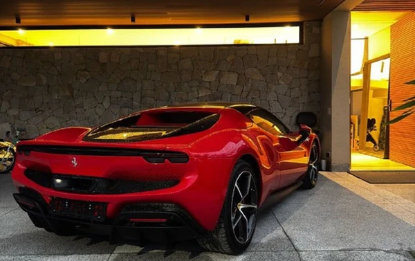 Carro de luxo é apreendido pelos agentes
