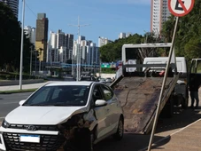 Imagem - Acidente com quatro veículos deixa poste atravessado na pista do BRT