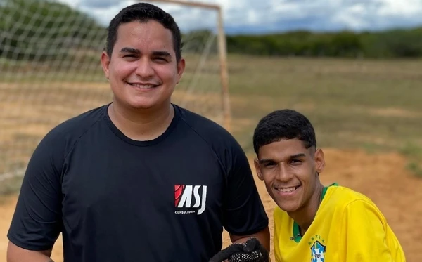 Allan de Jesus ao lado de Iran Ferreira, o Luva de Pedreiro