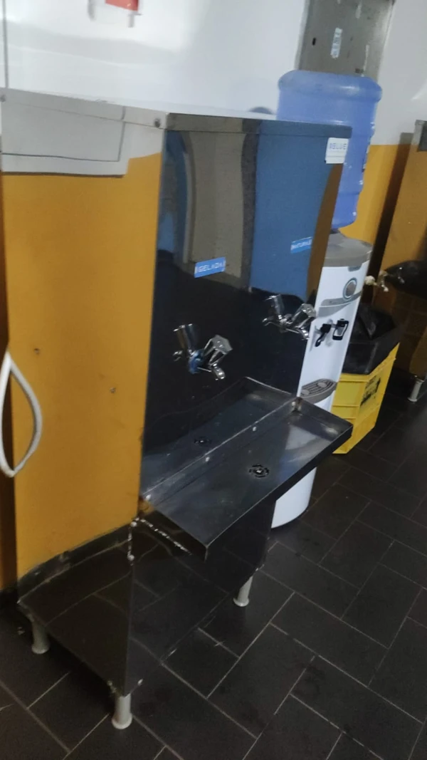 Bebedouros que não estavam contaminados foram liberados para uso dos alunos.