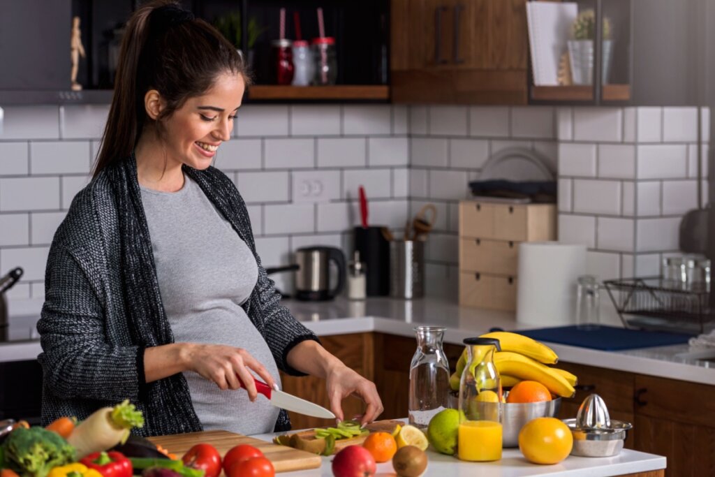 Manter uma dieta equilibrada favorece o bem-estar e a saúde dos cabelos (Imagem: Lordn | Shutterstock)