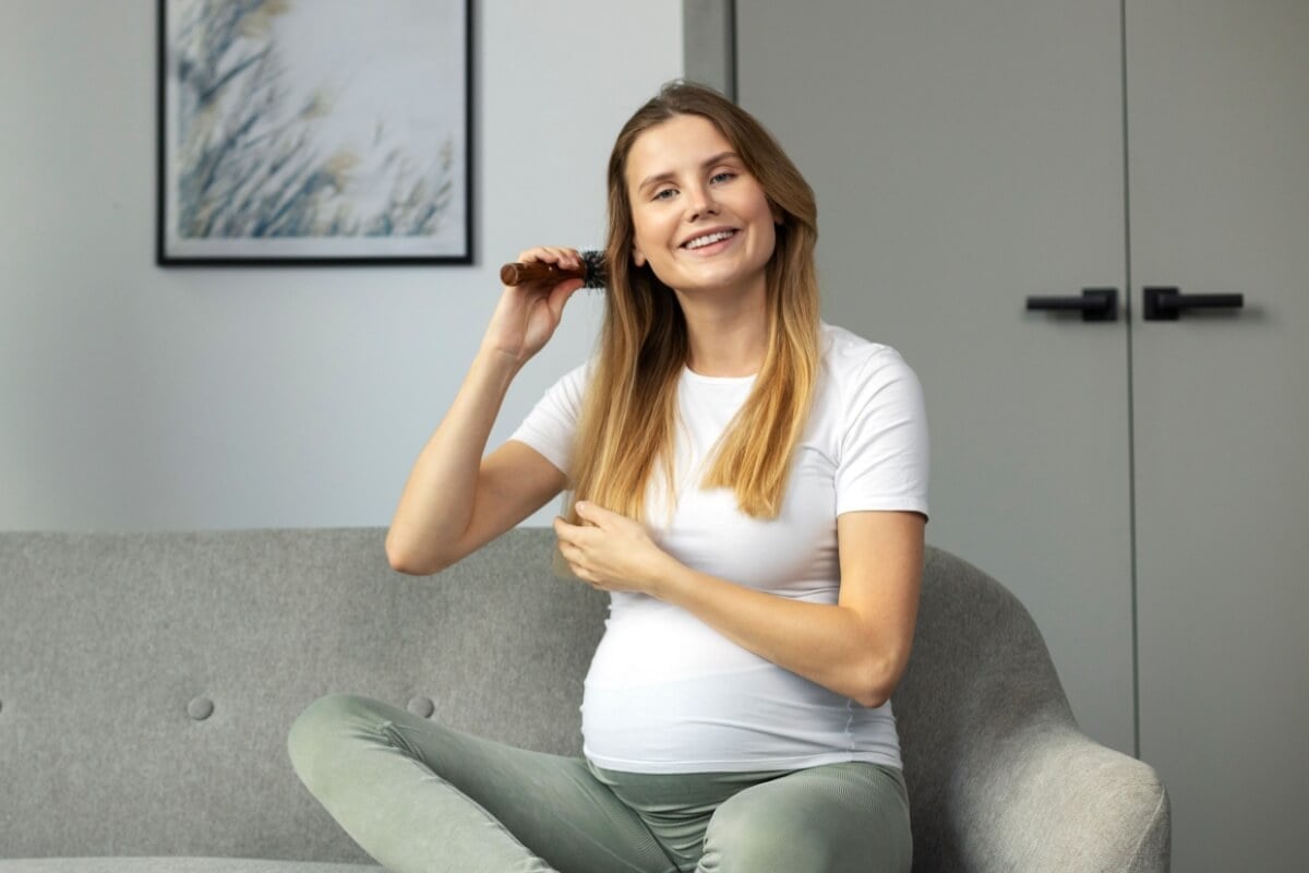 O cabelo da mulher passa por diversas mudanças durante e após a gestação (Imagem: AYO Production | Shutterstock) 