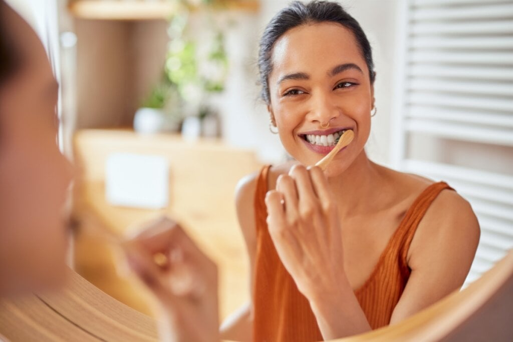 O cuidado com a saúde bucal é essencial para evitar o desgaste do esmalte amolecido pela acidez do café (Imagem: Rido | Shutterstock)