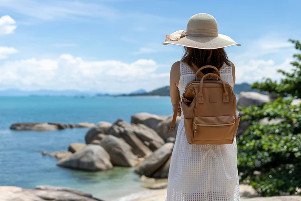 Mulher viajando sozinha