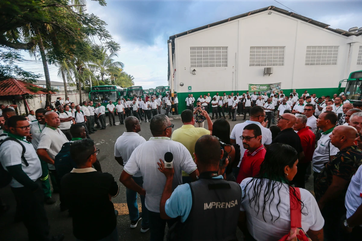 Rodoviários fazem paralisação e atrasam saída de ônibus em Salvador por Marina Silva/CORREIO