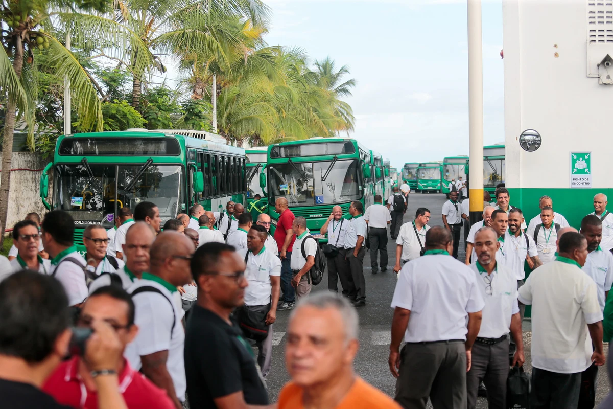 Rodoviários fazem paralisação e atrasam saída de ônibus em Salvador