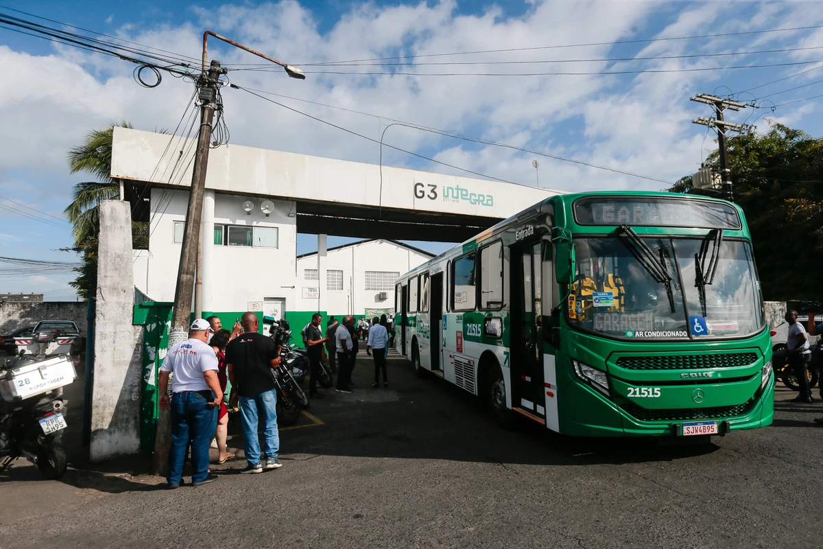 Rodoviários fazem paralisação e atrasam saída de ônibus em Salvador