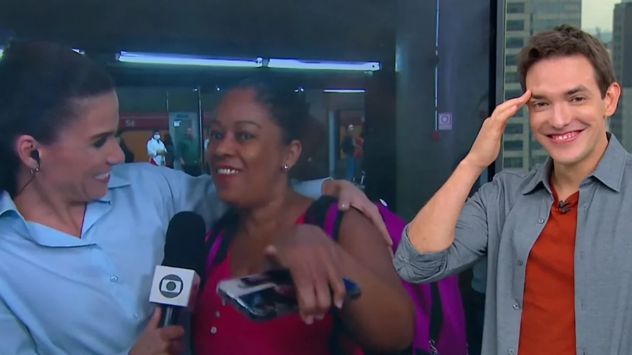 Imagem - 'Delicinha do Jodar': telespectadora surpreende jornalista ao vivo e deixa repórter sem graça