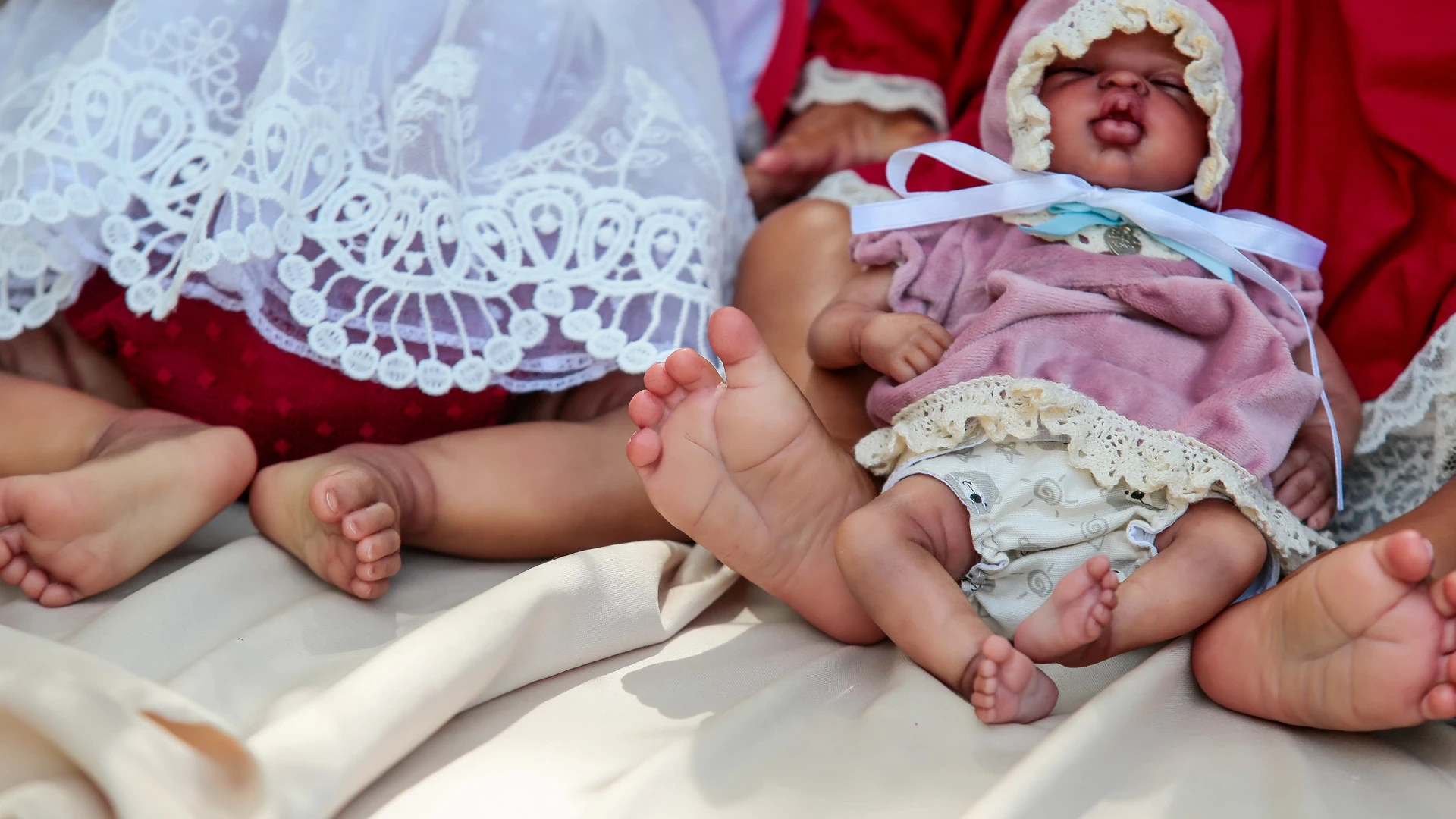 Imagem - Ter um bebê reborn é saudável? Psicanalista e artista que confecciona os bonecos comentam
