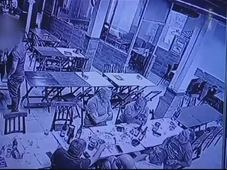 Imagem - Vídeo: homem é preso após beijar menina de 12 anos em bar