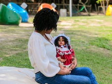 Imagem - 'Primeira boneca negra que tive fui eu que fiz', diz criadora de bebês reborn negros em Salvador