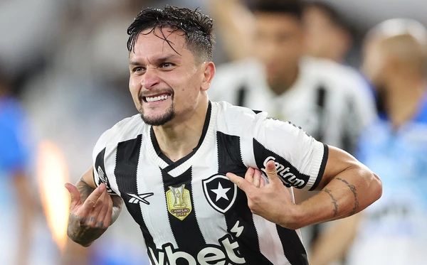 Artur comemora gol marcado pelo Botafogo