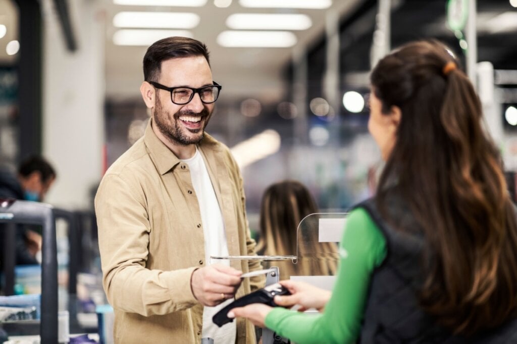 Compras parceladas incentivam o consumidor a comprar mais (Imagem: Dusan Petkovic | Shutterstock)