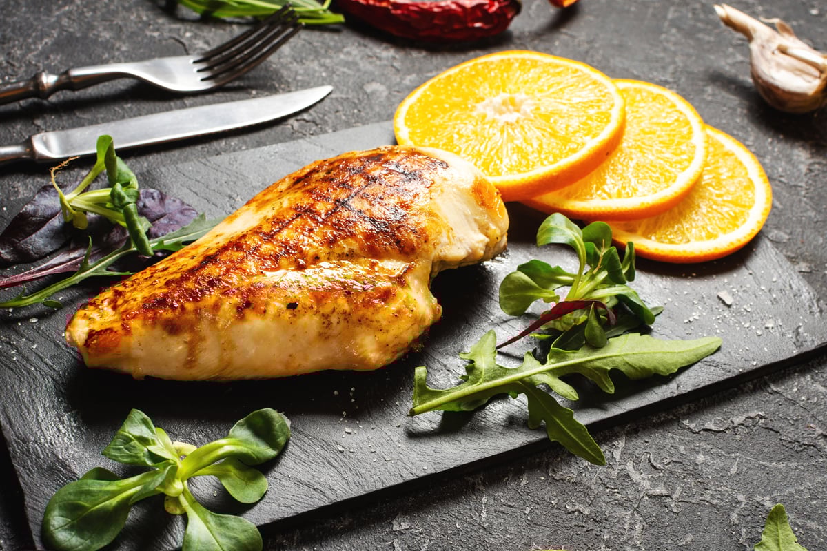 Filé de frango com laranja (Imagem: voloshin311 | Shutterstock)