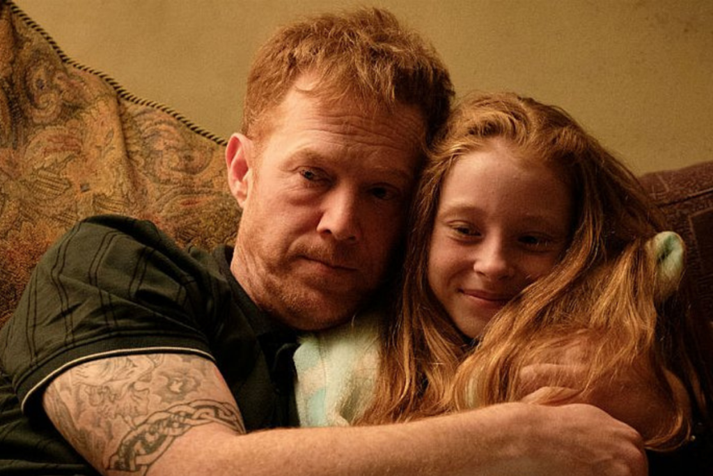 O filme &#8220;Você Não Estava Aqui&#8221; acompanha Ricky em busca de superar as dificuldades financeiras com sua família (Imagem: Reprodução digital | Vitrine Films)