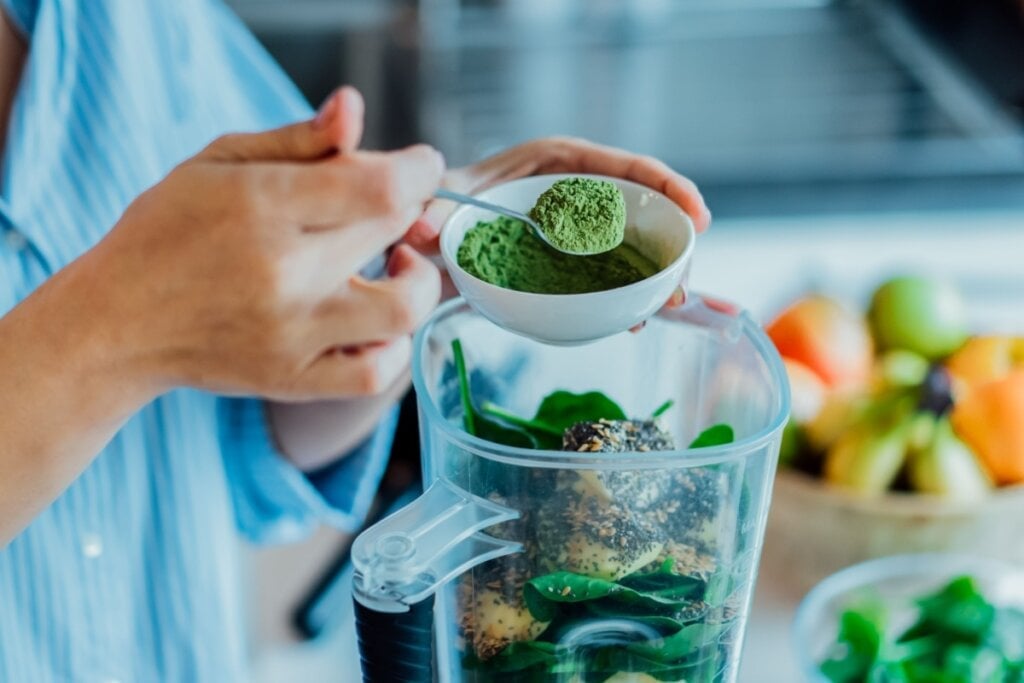 Os alimentos em pó devem ser vistos como um recurso útil dentro do planejamento alimentar, mas não como solução milagrosa (Imagem: Okrasiuk | Shutterstock) 