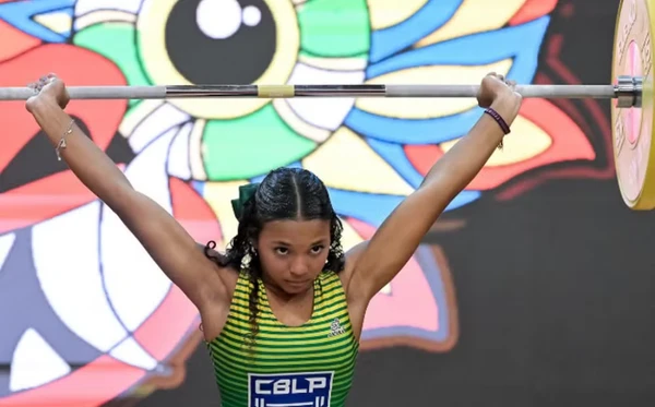 Isanelly é campeã mundial sub-17 de levantamento de peso