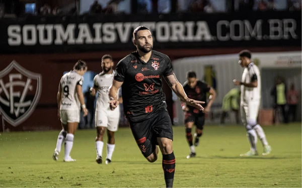 Léo Gamalho garantiu mais recente vitória rubro-negra sobre o Ceará