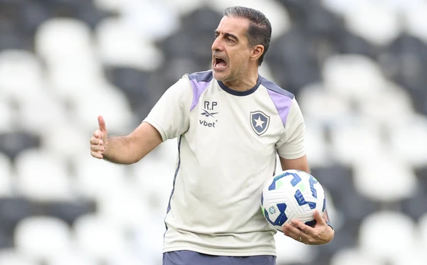Renato Paiva em treino do Botafogo