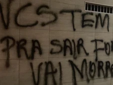 Imagem - Facção picha muro de casa de policial e ameaça família: '24h para sair fora'