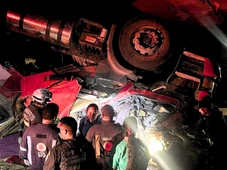 Imagem - Casal morre e filha de 6 anos é resgatada com vida após carreta tombar na BR-116