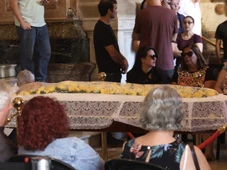 Imagem - Amigos, parentes e fãs se despedem de Nana Caymmi em velório no Theatro Municipal do Rio