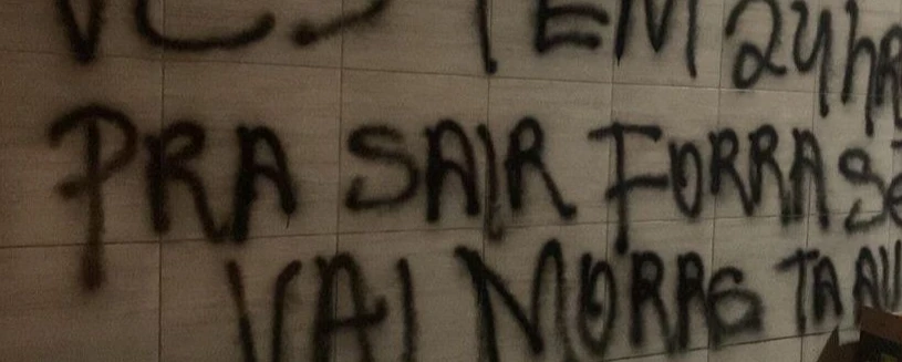 Imagem - Facção picha muro de casa de policial e ameaça família: '24h para sair fora'