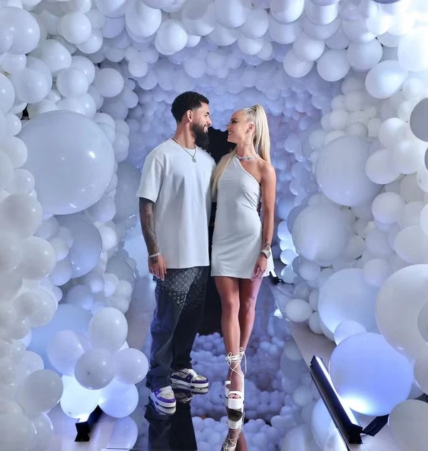 Alisha Lehmann e Douglas Luiz