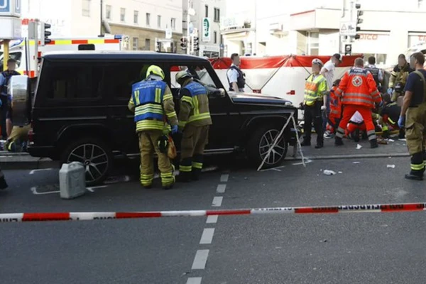 Carro atingiu ao menos oito pessoas