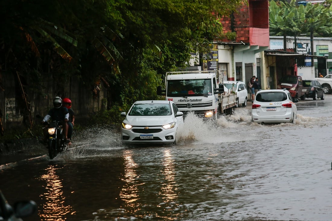 Chuva em Salvador nesta sexta (2) por Arisson Marinho/ CORREIO