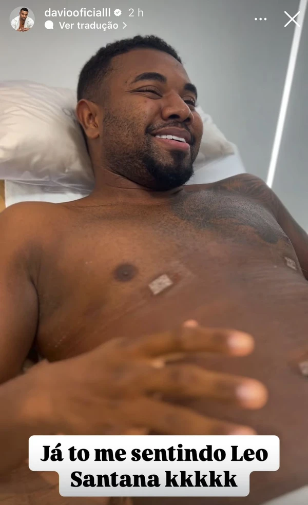 Davi Brito mostra barriga lipada nos Stories
