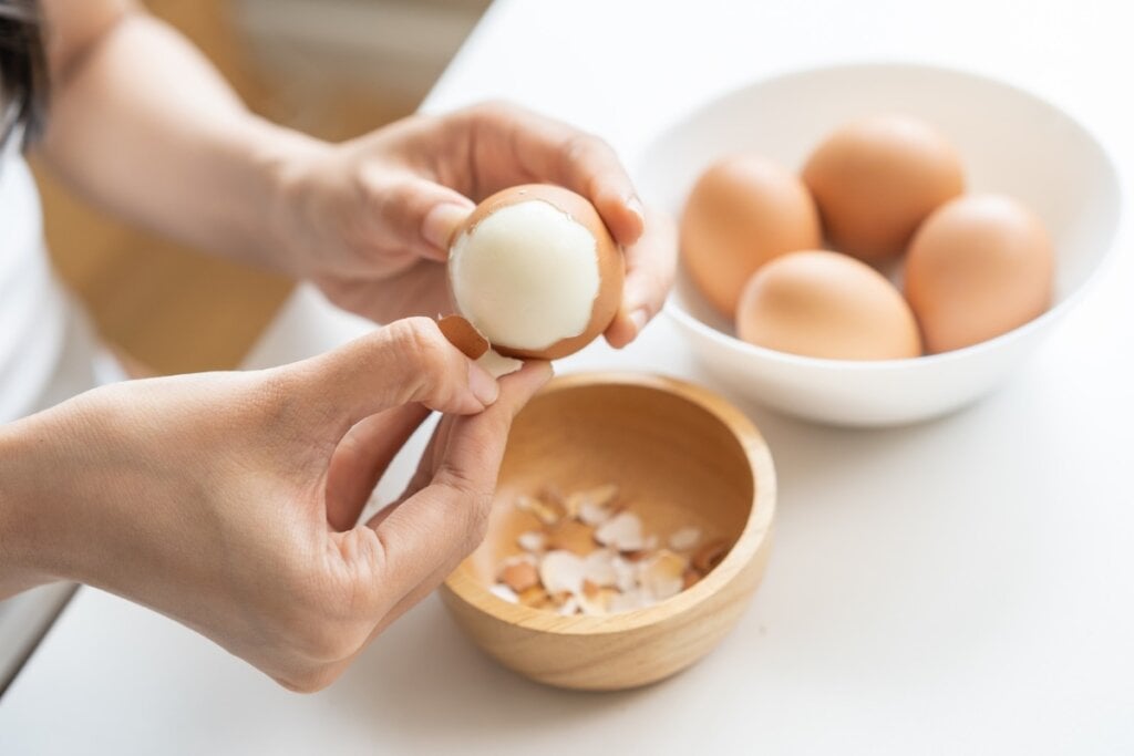 Cozinhar os ovos é uma maneira de preservar seus nutrientes sem adicionar gorduras extras (Imagem: Kmpzzz | Shutterstock)