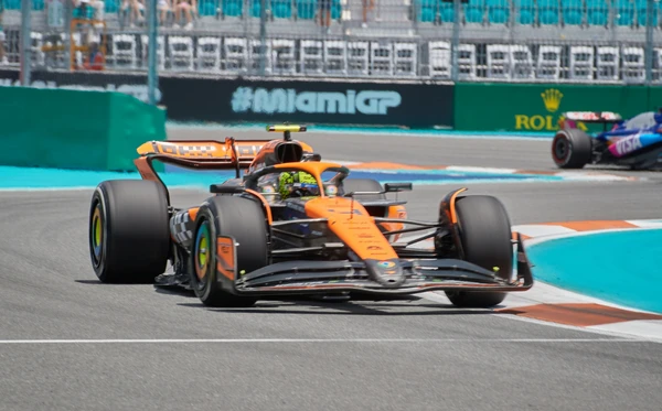 Lando Norris dirige a McLaren no GP de Miami em  2023
