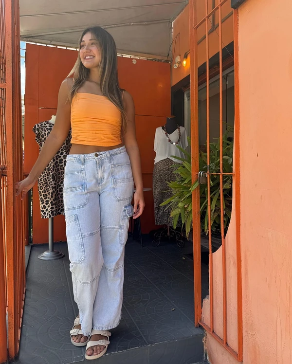 Liz Bulcão adotou um lookinho bem casual e fresh que combina bem com o clima de Salvador