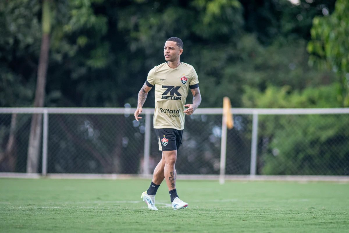 Matheuzinho em treino do Vitória