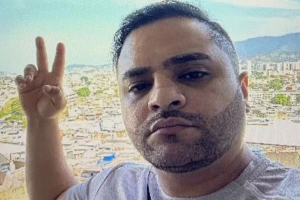 Traficante de drogas e armas Phillip da Silva Gregório, o Professor, apontado como um dos chefes do CV, trocava mensagens com PMs