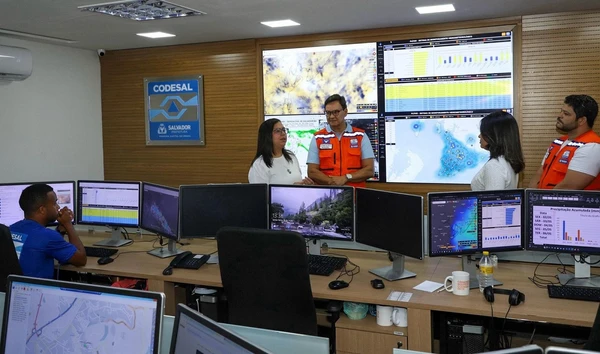 Vice-prefeita e diretor da Codesal em sala de monitoramento