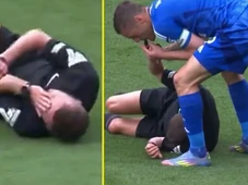 Imagem - Atacante tromba com árbitro e jogador pega apito do juiz caído para 'marcar falta'; veja