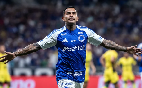 Dudu comemora gol pelo Cruzeiro